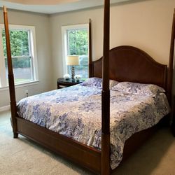 Thomasville Queen Size Bed Frame With Dresser & Mirror 