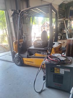 Electric forklift. $3000 obo ,2007. with 8000 hrs