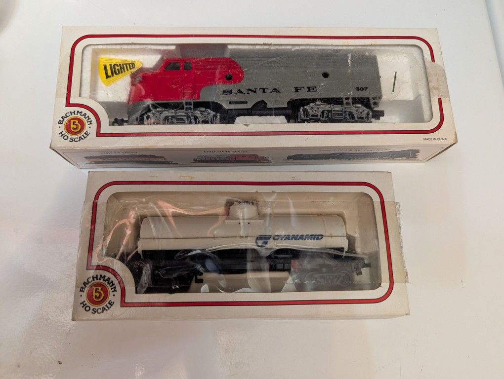 Bachmann HO Scale Santa Fe Diesel Locomotive and Additional Oil Car