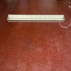 4 Foot Shop Light, Excellent Condition 
