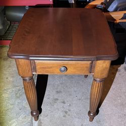 20th Century Traditional Nichols & Stone Mahogany End Table