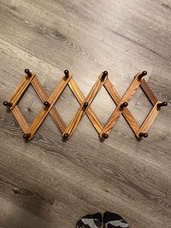 Expandable wall hanging rack
