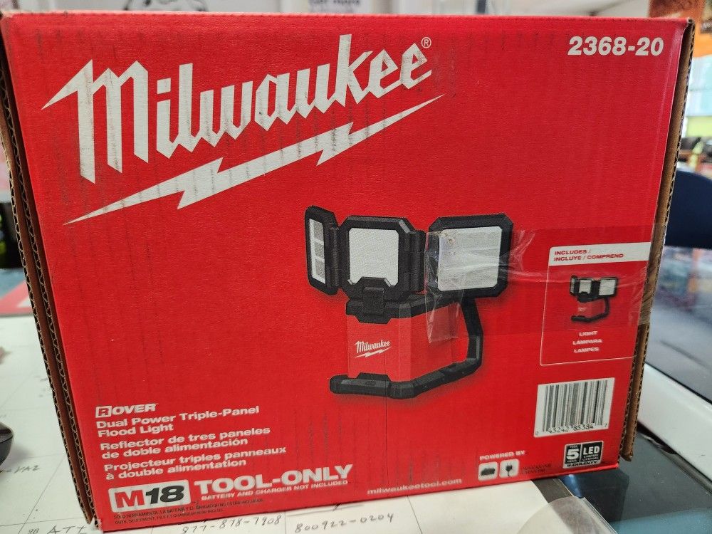 Milwaukee M18 Cordless 4500 Lumens Dual Power Triple Flood Light