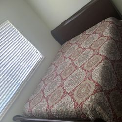 Cama Queen Con Colchon en Buena Condición 