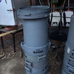 Brute 32galloon Cans 