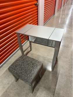 Linon Harper Wood Vanity & Padded Stool Set Front/Side Mirrored Panels in Silver,  Like New, Perfect Condition