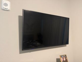 Insignia Flat Screen TV 42inch with wall bracket and Roku