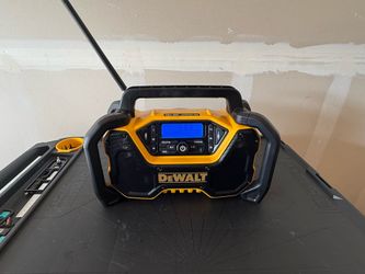 DEWALT 20V Compact Cordless Bluetooth Radio (Tool Only) DCR028B