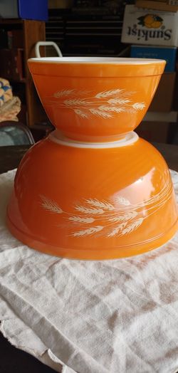 VINTAGE PYREX MIXING BOWLS PAIR