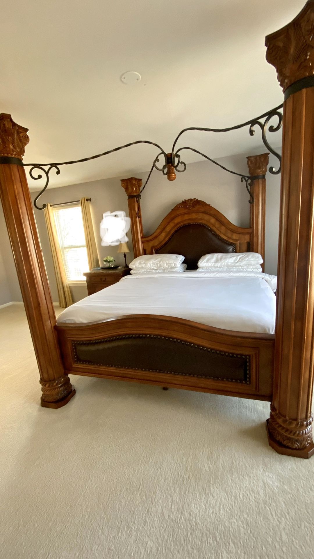 King size Canopy Bedroom set Elegant style! In great condition! for Sale in HOFFMAN EST, IL