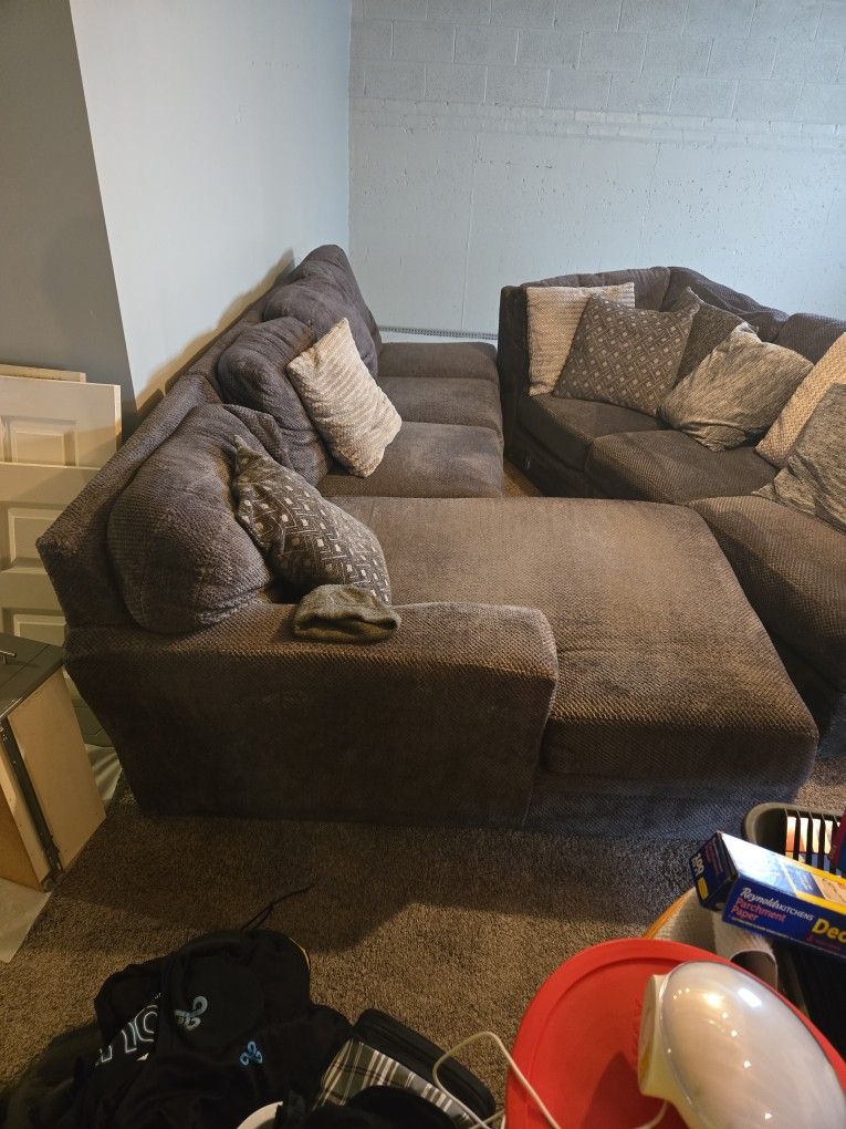L-sectional Couch w/ Ottoman