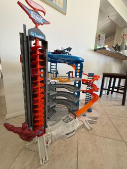 Hot Wheels Super Ultimate Garage