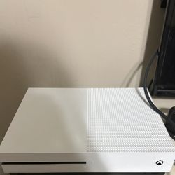 **X BOX 1 S and 3 CONTROLLERS**