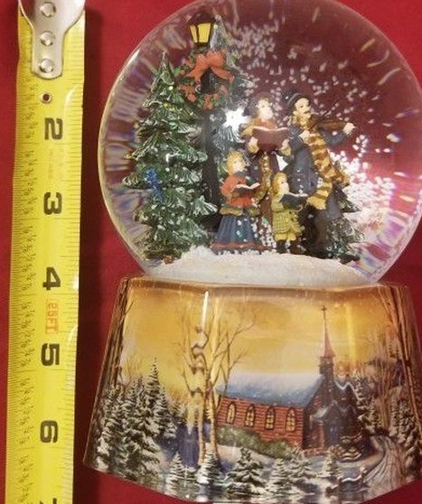 Musical Snow Globe Christmas Carolers - Plays We Wish You A Merry Christmas