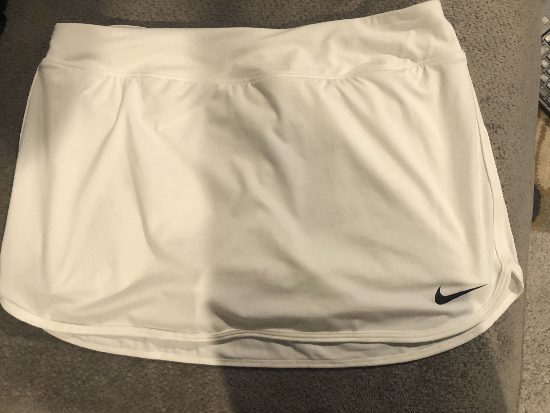 Nike women’s white tennis skirt size med