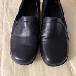 Easy Spirit Black Leather Loafers Size 8 M. Preowned. Barely Used in excellent condition. Come from a smoke free environment. 