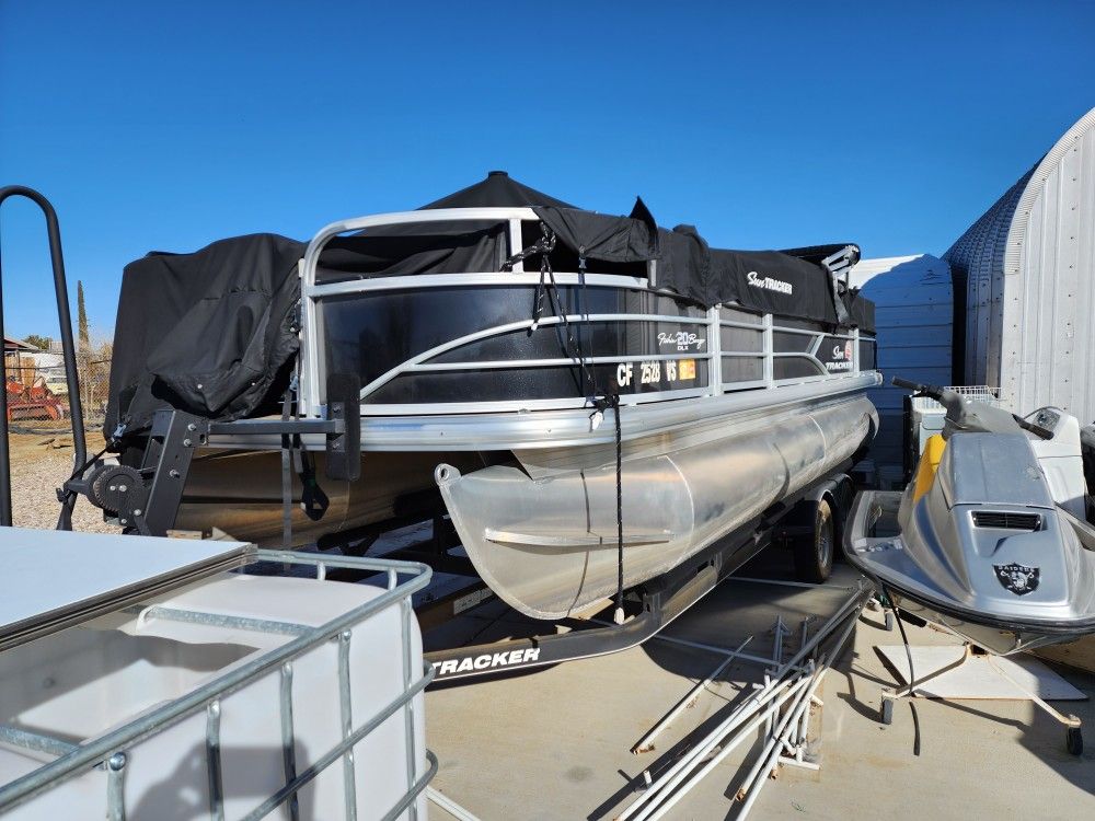 2019 Suntracker Pontoon DLX
