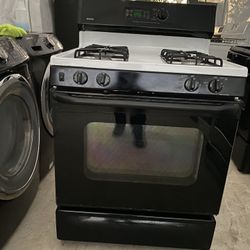 Kenmore beautiful White gas stove in great working condition. All burners and the oven work perfectly. Looks like new, very clean and wel