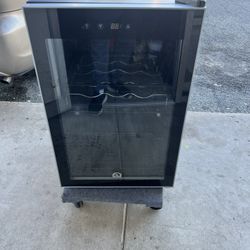 RCA RMIS1530 Single Zone 22" 4-Bottle and 110 (12 oz.) Can Beverage Wine Cooler