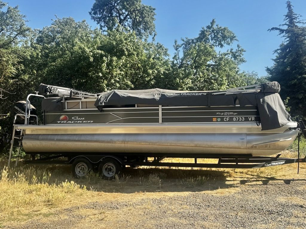 2018 Suntracker Pontoon Party barge