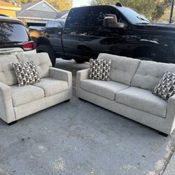 Beautiful Ashley living room set, couch and loveseat / Juego de muebles de Sala Bonitos marca Ashley