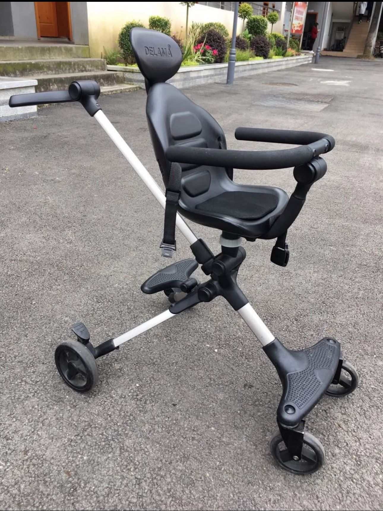 Ultra-lightweight stroller, foldable to fit in a suitcase, approved for airplane travel