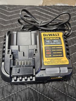 DEWALT 4 AMP CHARGER