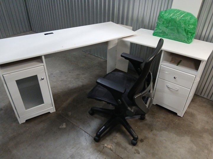 Desk With Chair