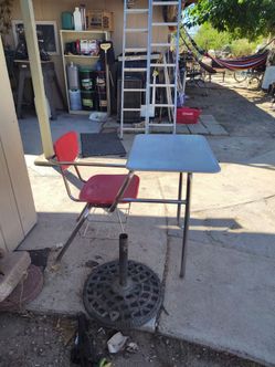 Silla con mesa en muy buenas condiciones $10