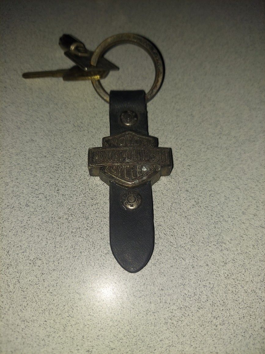 VINTAGE HARLEY-DAVIDSON KEYCHAIN WITH LEATHER STRAP