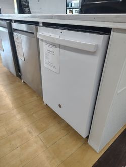 $715 GE Top Control Dishwasher(MSRP$999, Save $284)With Dry Boost Technology and Hard Food Disposer