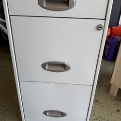 Metal 3 Drawers- In Great Conditions 