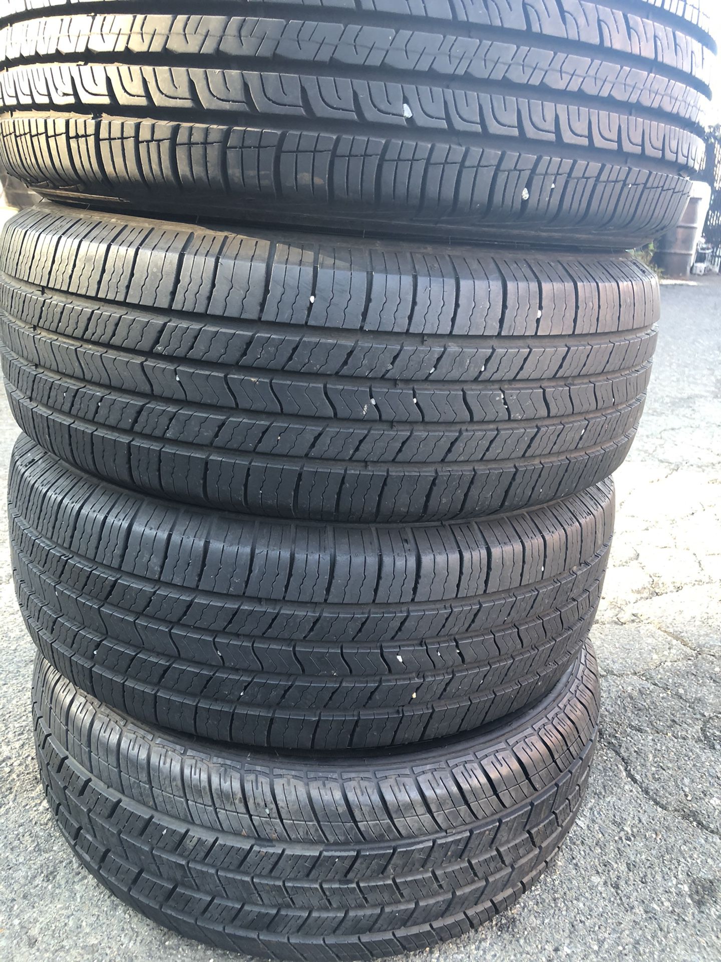Set 4 usted tire 215/60R16 two MICHELIN and one Goodyear and one DEFINITY one used tire have patch set 4 used tire $140 4 llantas usadas 215/60R16 2
