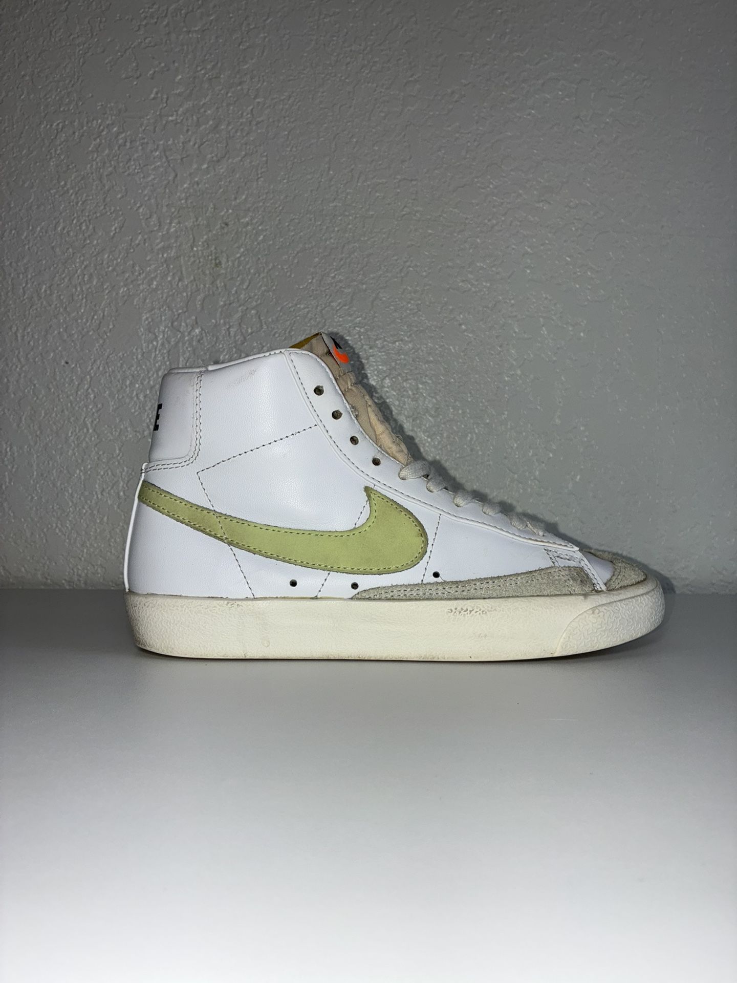 Nike Blazer Mid ‘77 Women’s Size 6.5 White & Volt Skateboarding Shoes CZ1055-108