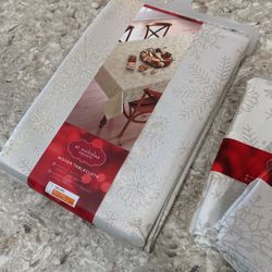 Tablecloth And Napkins 