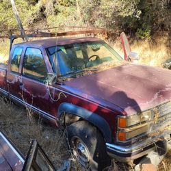  The 1993 Chevrolet C/K 2500 Fleetside with a 6.5L V8 diesel engine Long Bed