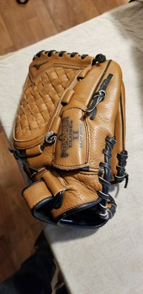 11.5" Mizuno Baseball Glove Broken In