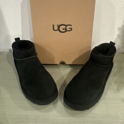 New: UGG Women’s Classic Ultra Mini Boots Size 9