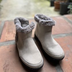 Khombu White Suede Leather Ankle Boots Side Zip Faux Fur Accent  Size 8 M
