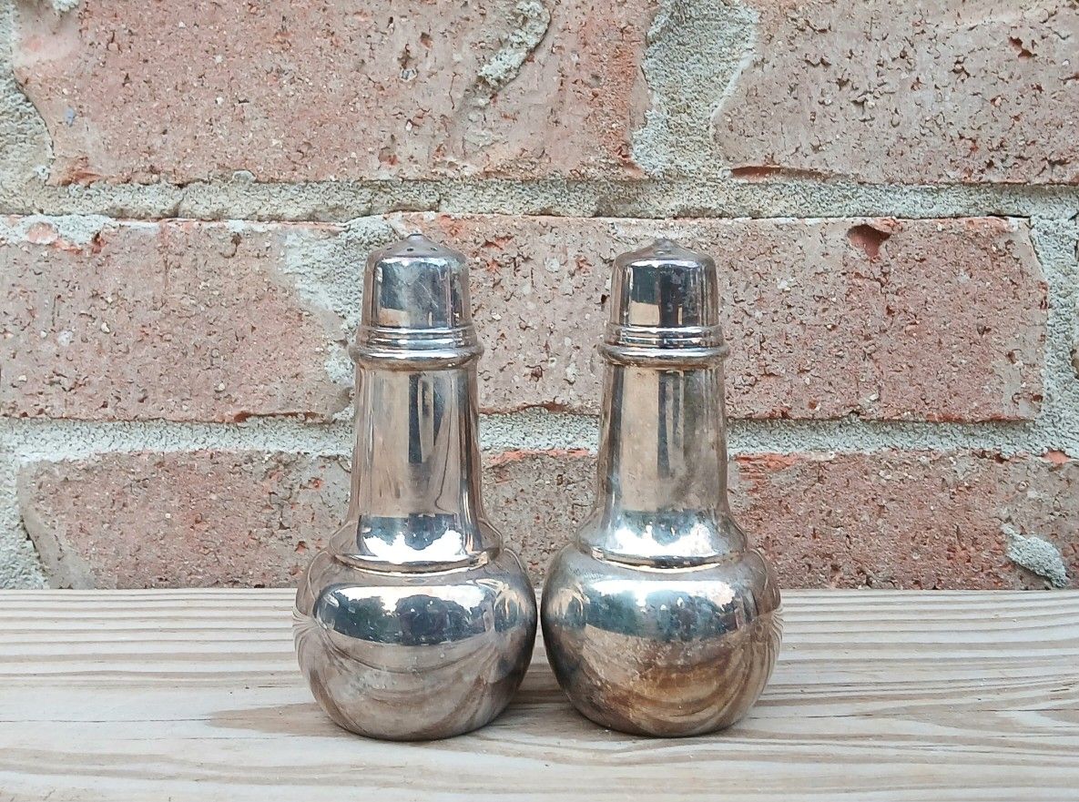 Vintage W.M. Rogers Silverplate Salt/Pepper Shakers 
