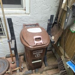 Work Out Struts With Bar And Two 25 Pound Plates