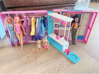 Barbie Fold & Go Fashionistas Dream Closet 5 Dolls Lots of Dresses Accessories