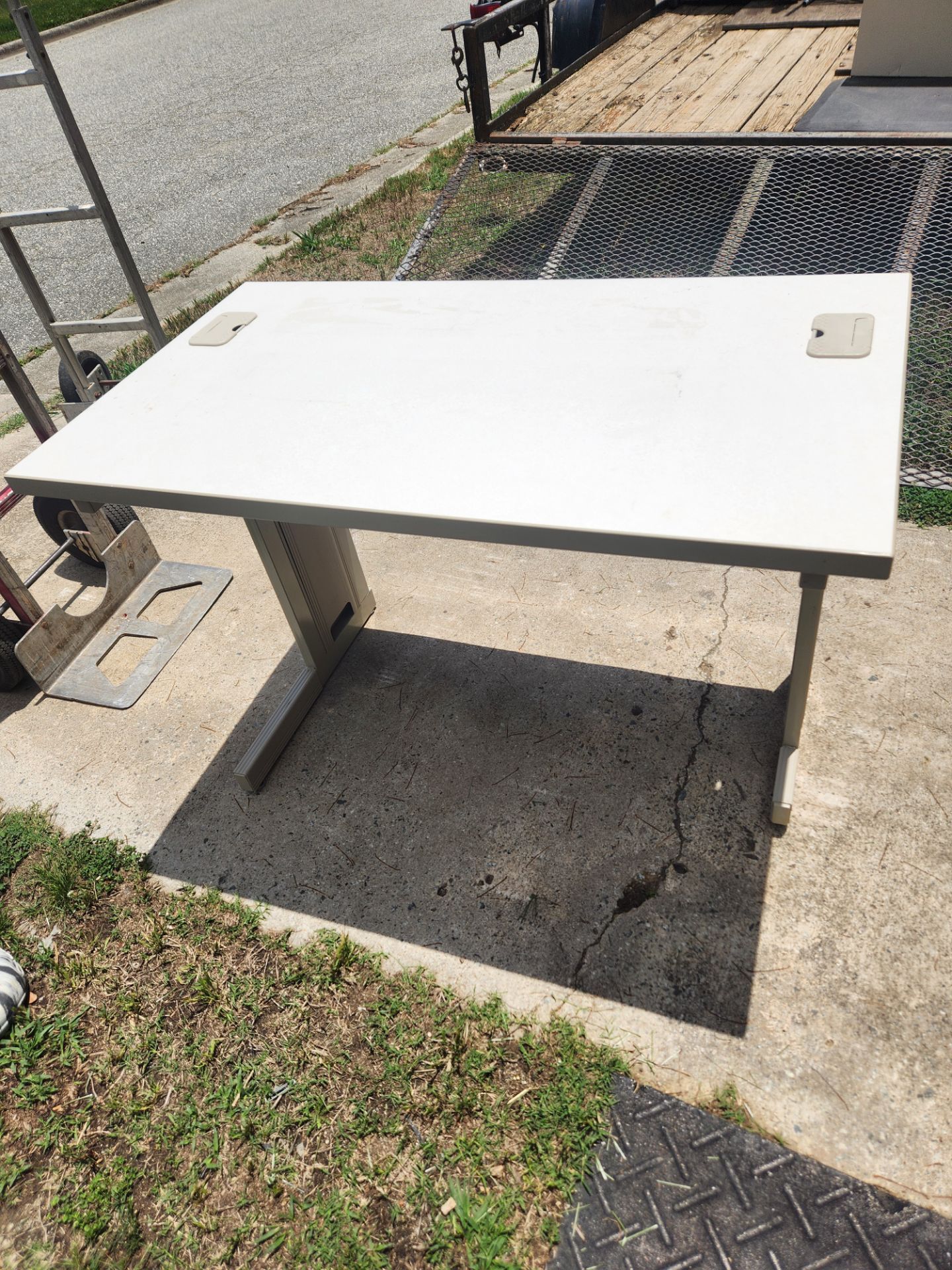 Desk table