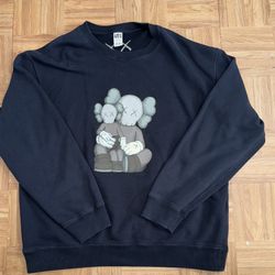 Authentic Uniqlo x Kaws Collab Sweatshirt Shirt Size L