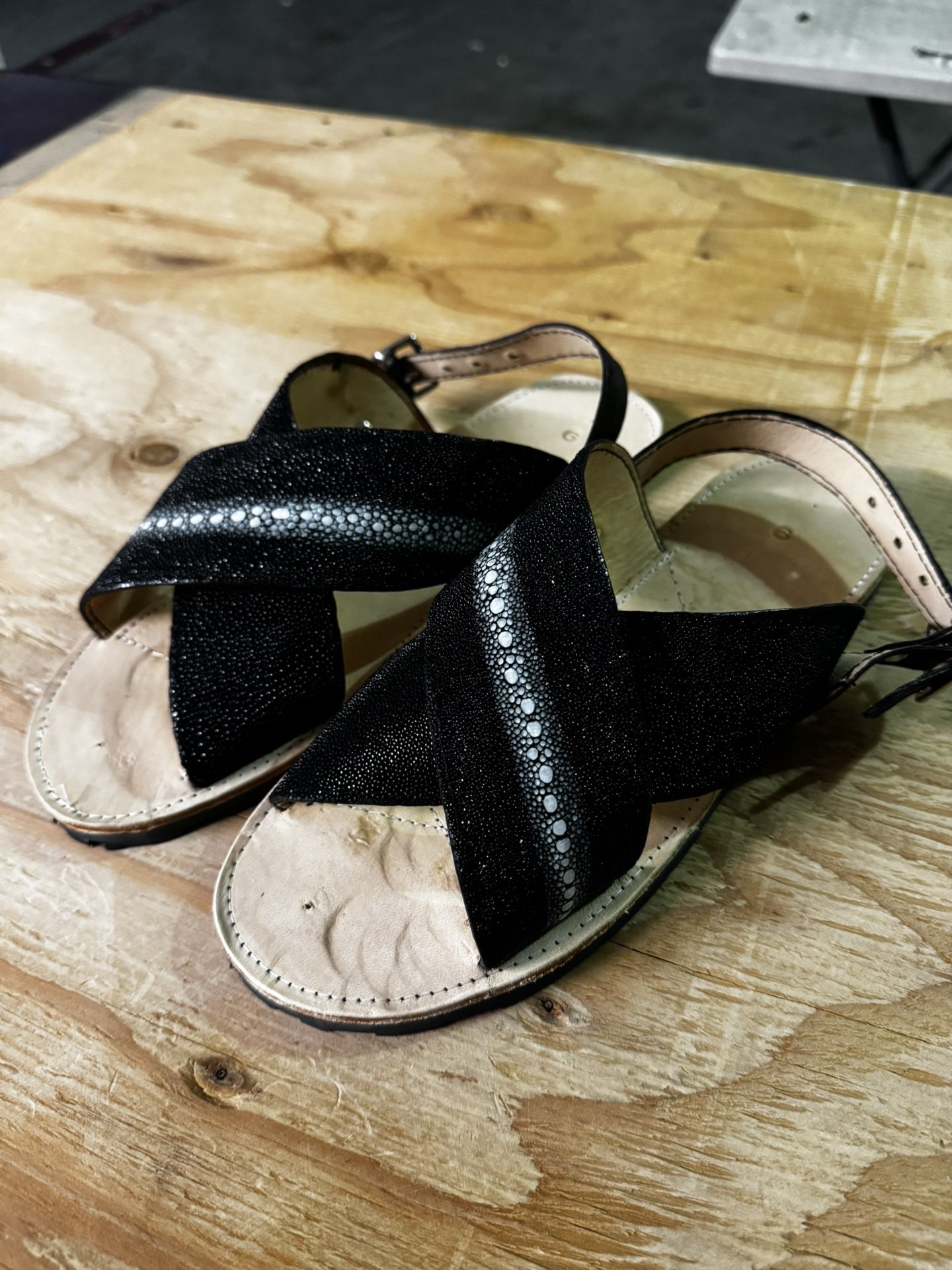 Sandalias de piel negras – Nuevas