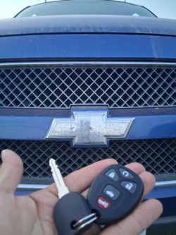 Car Keys And Remotes  / Llaves De Carro Y Controlles