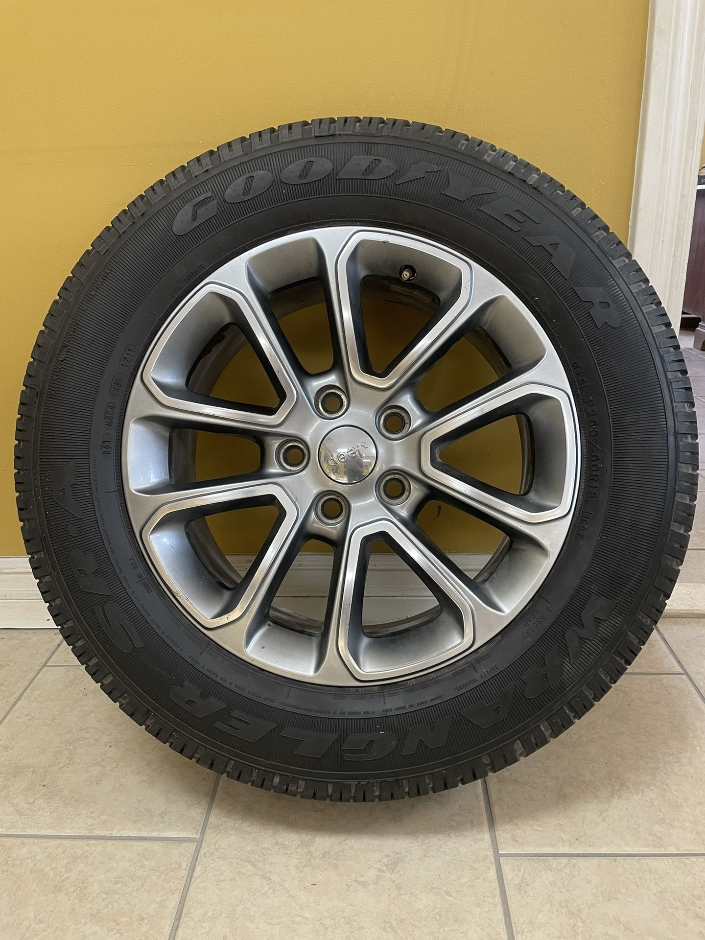 Jeep Grand Cherokee  2020 Tire Goodyear/wheel OEM 265/60/18