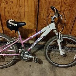 Schwinn Ranger 2.4 FS Girls Ladies Mountain Bike 24"
Brakes work
Holds air 
Ready to go

