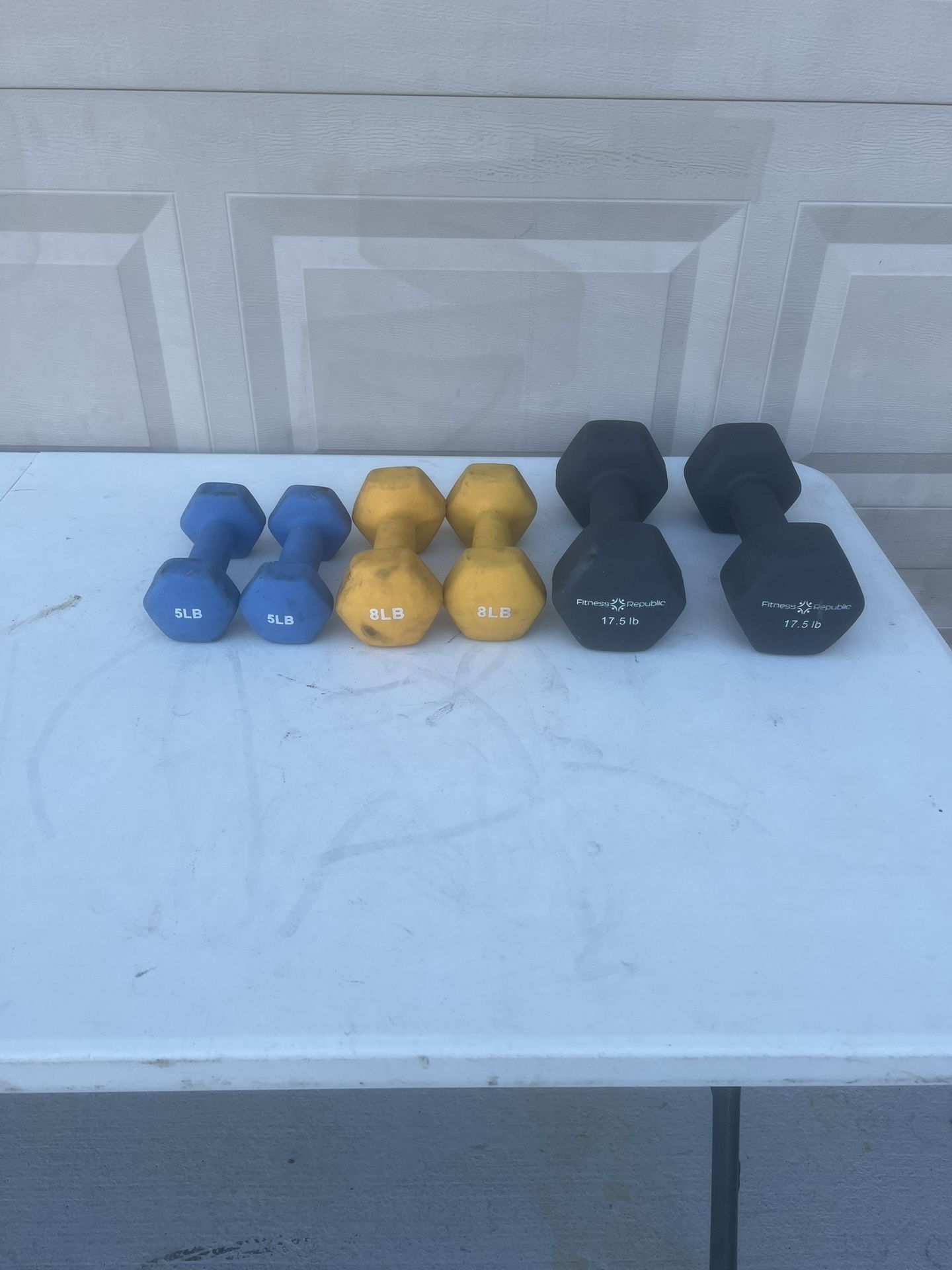 61 lbs rubber weights used in good condition with some cosmetic blemishes. 2-17.5lbs 2-8lbs 2-5lbs 61lbs total weight Located below 31705 SR-54 W