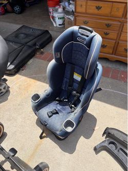 Adjustable kids car seat